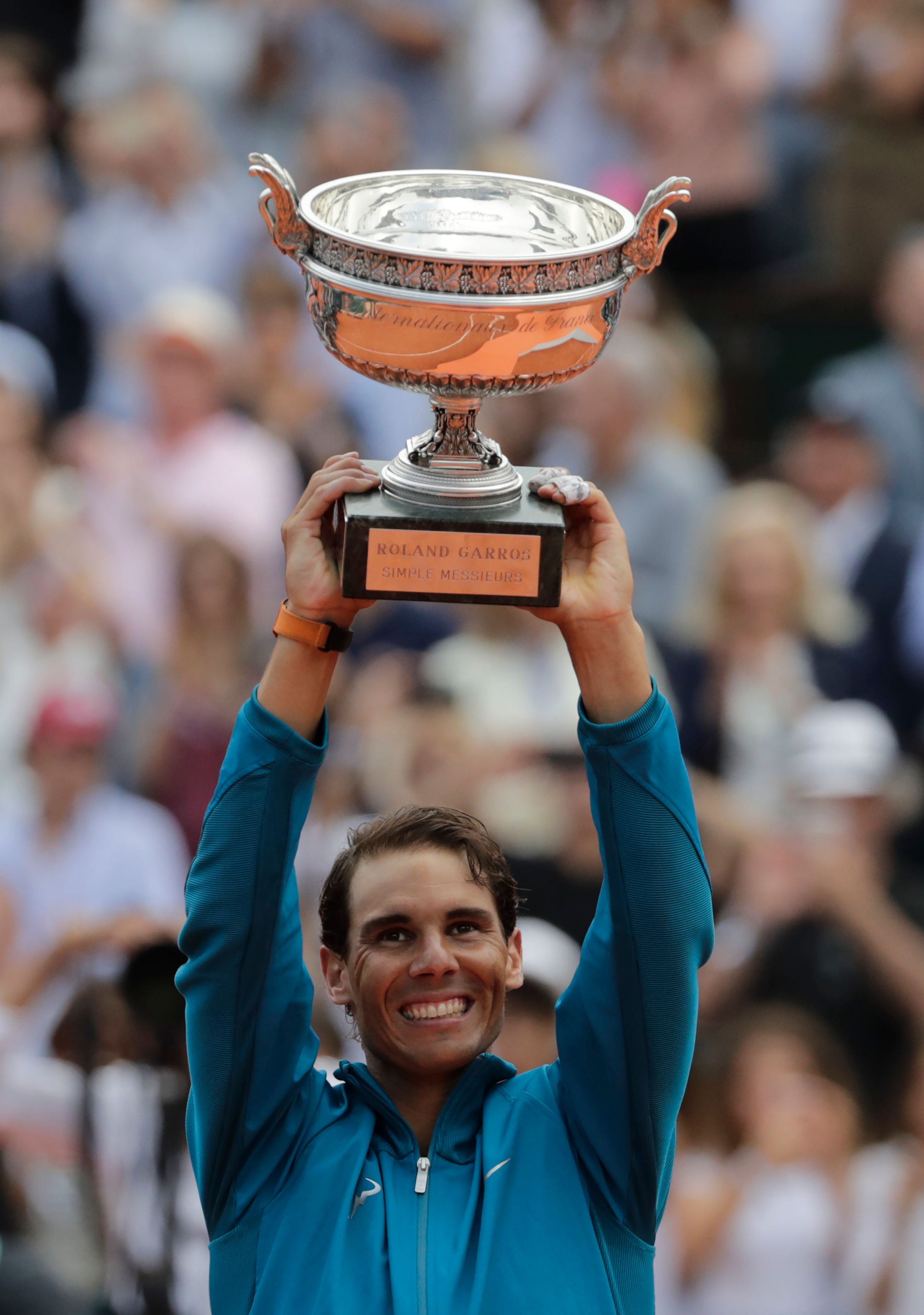 意大利网球队险胜英国网球队，纳达尔统治全场的简单介绍