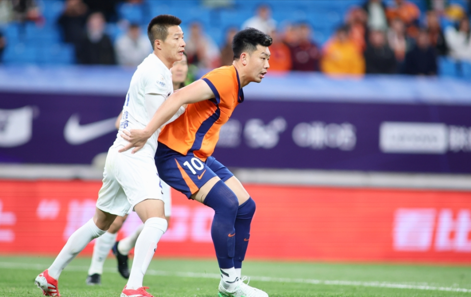 包含大连客场战平上海，保持不败纪录的词条