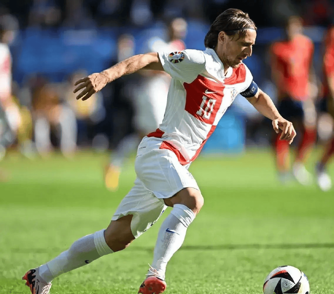 根西队逆袭晋级，挺进下一轮的简单介绍