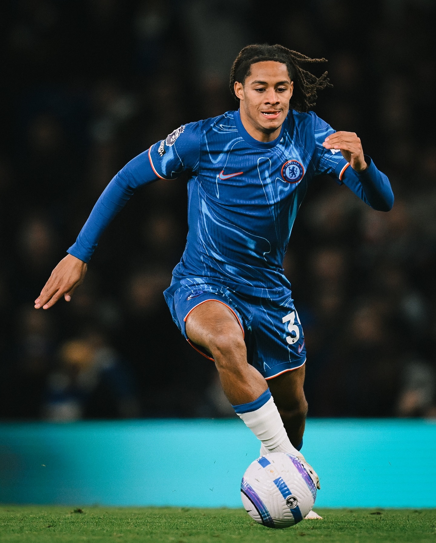 包含切尔西主场逼平伯恩茅斯，积分榜上升的词条