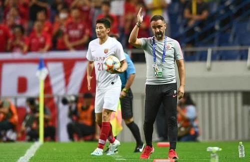 上港负于鲁能，被挤到第四位，考验斯科拉里执教能力的简单介绍