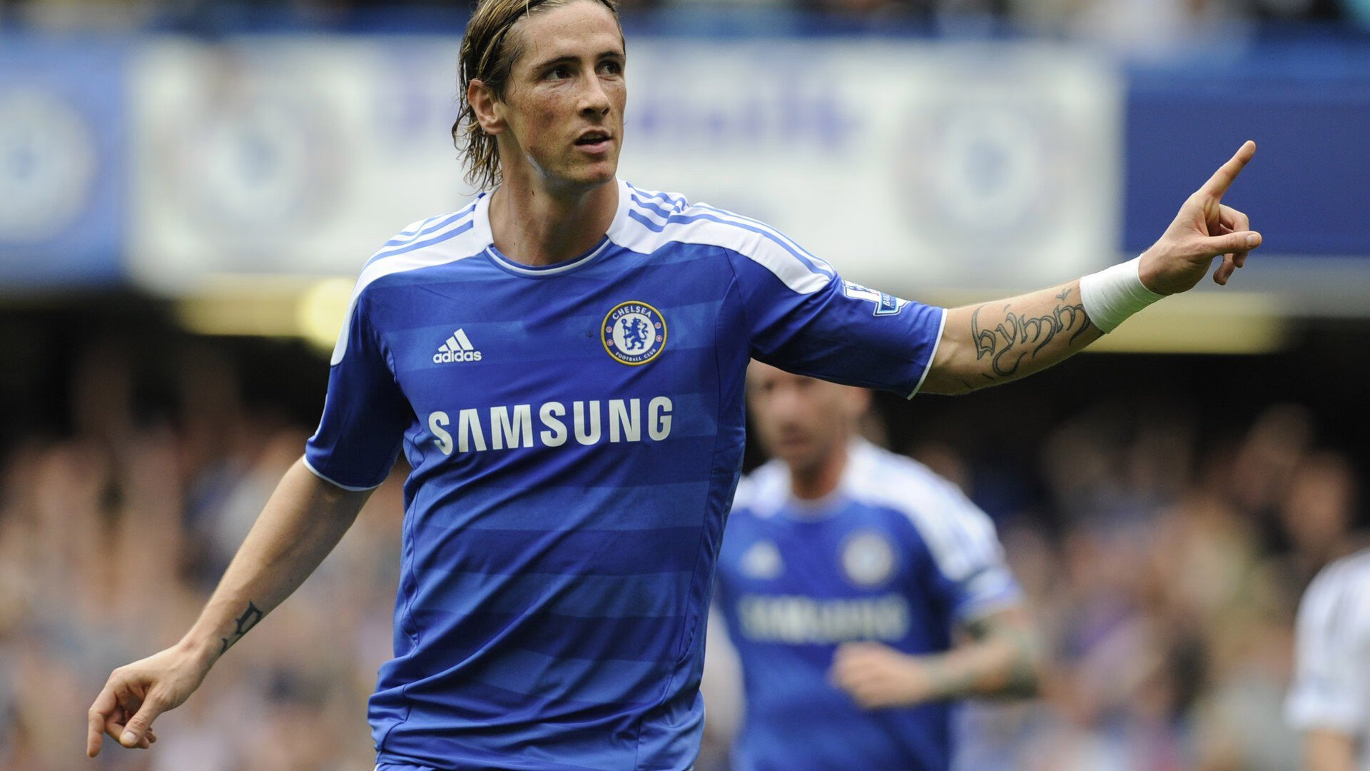 ac米兰体育官网-赛道与球场的双重奏，当F1年度争冠之夜遇见浓眉末节接管比赛